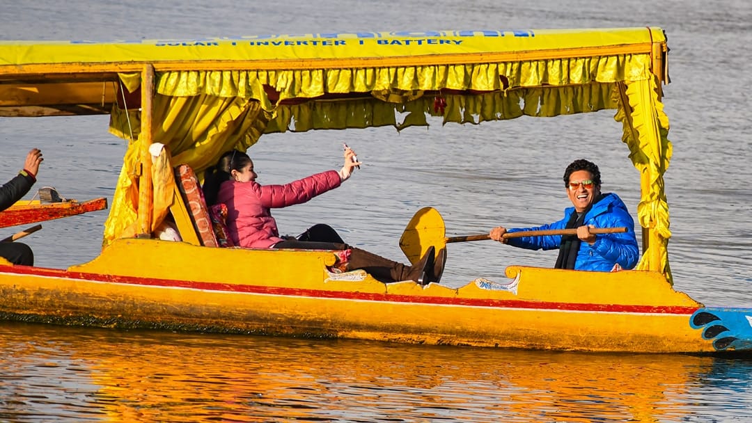 Sachin Tendulkar in Kashmir: Sachin Tendulkar along with family takes Shikara ride in Dal Lake Srinagar