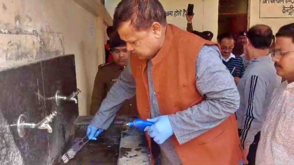Gwalior News: Energy Minister Pradyuman Singh Tomar reached Central Jail.