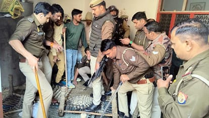 UP: मनमानी ने तेंदुए को मार डाला, जाल में घिरने के बाद उल्टी चारपाइयों से दबाया...ऊपर खड़े हो गए वर्दीधारी UP: leopard was killed arbitrarily, after getting trapped net it was pressed upside down with cots