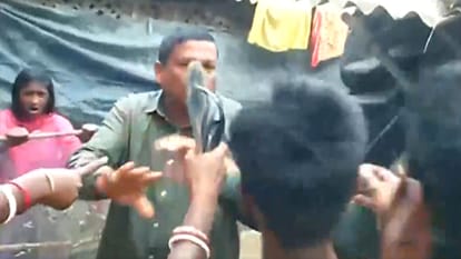 West Bengal: नहीं थम रहा संदेशखाली में बवाल, अब ग्रामीणों ने तृणमूल कांग्रेस नेता को पीटा West Bengal: Villagers beat up TMC leader Ajit Maity in Sandeshkhali