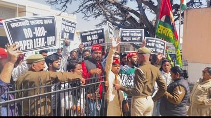 UP Police Bharti Paper Leak: Students Protest Over Paper Leak in agra News in Hindi