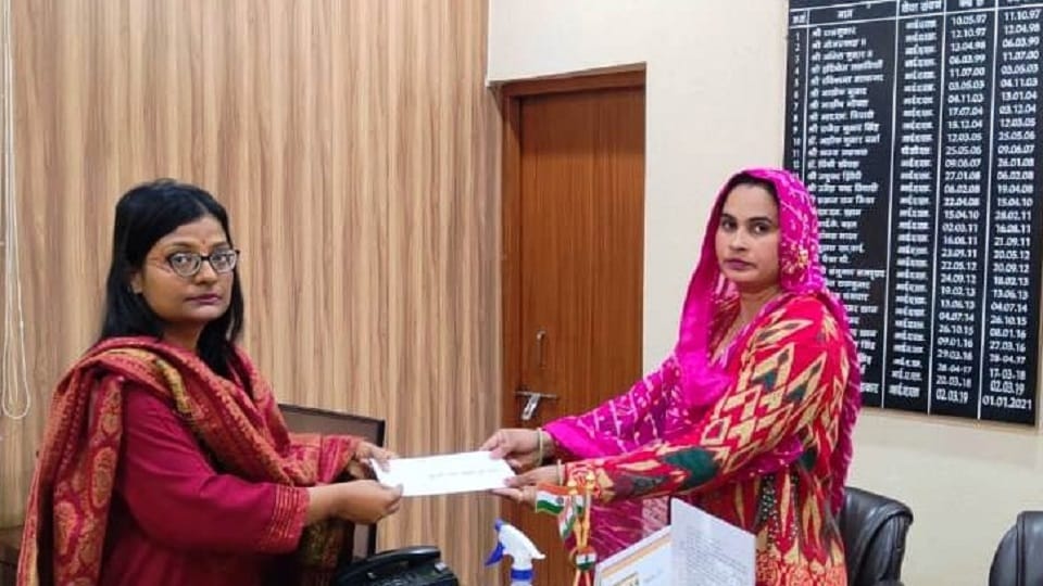 Checks of 25  lakh given to Martyr Devendra Singh wife and parents