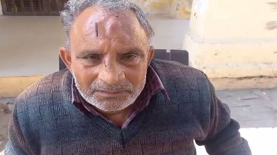headmaster beat the teacher in the class, hit with a helmet
