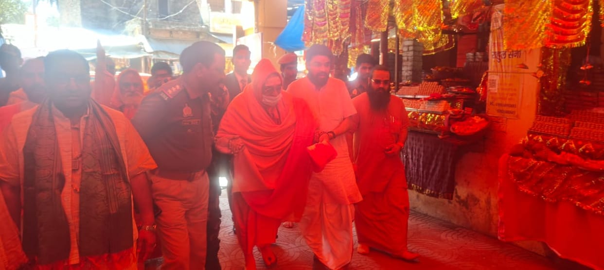 Jagadguru Shankaracharya offered prayer to Maa Lalita devi in Sitapur.