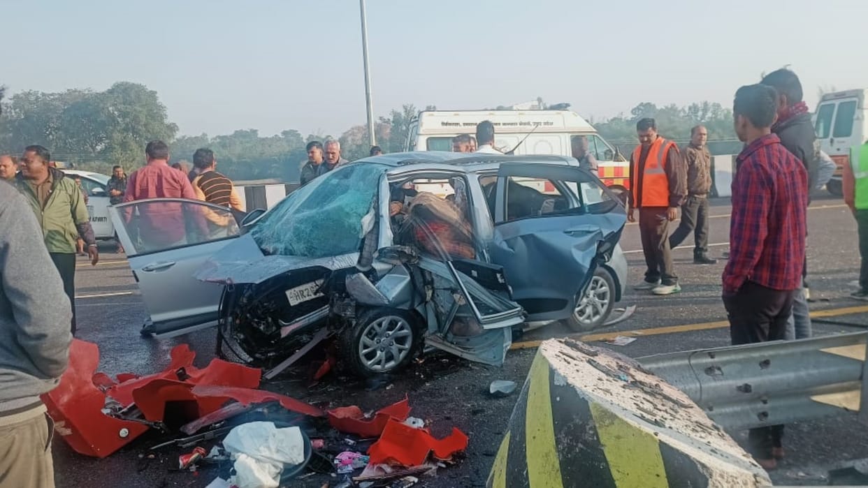 A car hits a devider in koorbhar thana in Sultanpur.