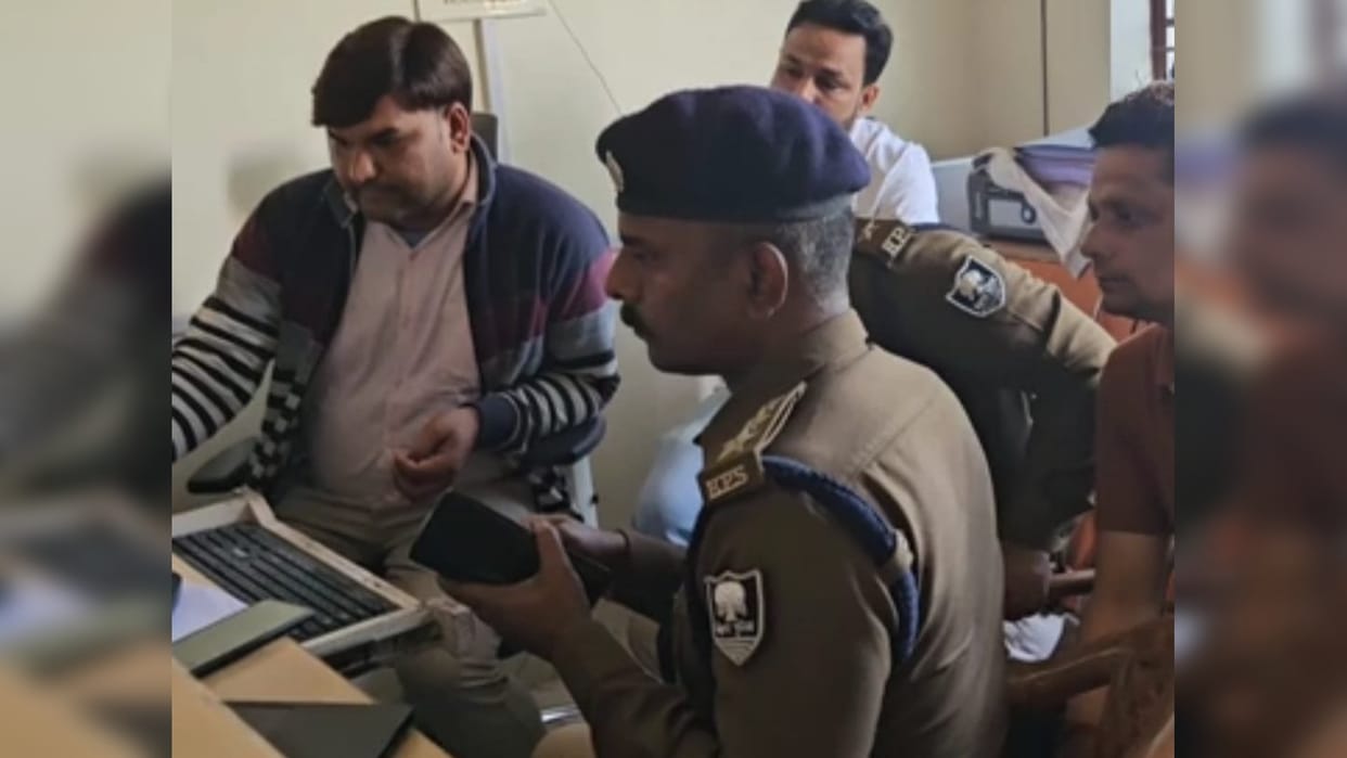 Siwan Crime: Robbery of Rs 2.5 lakh in Bank of Baroda at gunpoint in broad daylight