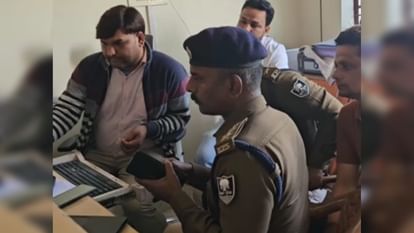 Bihar Crime: बैंक ऑफ बड़ौदा में दिनदहाड़े हथियार के बल पर ढाई लाख की लूट; मौके पर मची अफरा-तफरी Siwan Crime: Robbery of Rs 2.5 lakh in Bank of Baroda at gunpoint in broad daylight