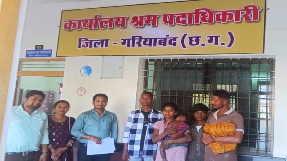Workers and 10 children of the district were freed from the brick kiln of Telangana in Gariaband