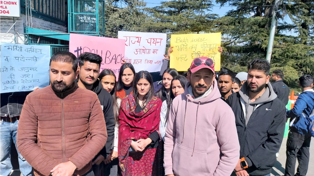 Unemployed protest against guest teacher recruitment, sloganeering outside the assembly