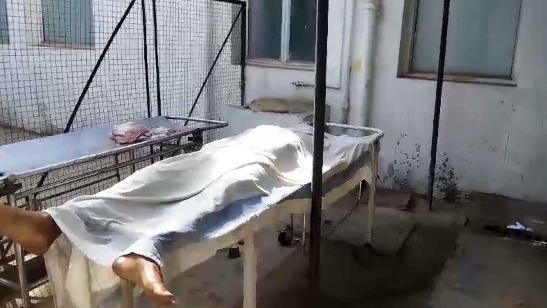 विदिशा में भिगती रही डेड बॉडी।