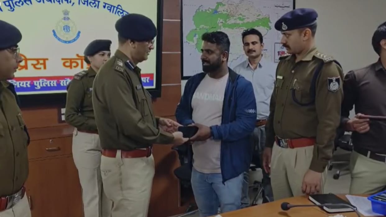 Police returned mobile phones worth Rs 51 lakh to the applicants