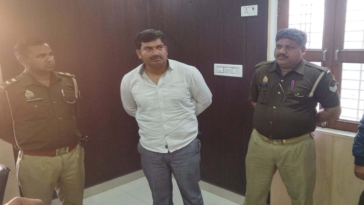 Kanpur Dehat: Anti corruption team caught accountant taking bribe from farmer
