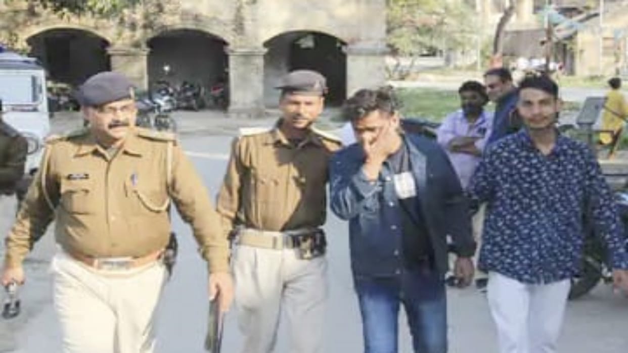 Bettiah Crime: A bike rider pointed a pistol and started running after another bike rider, tried to kill him