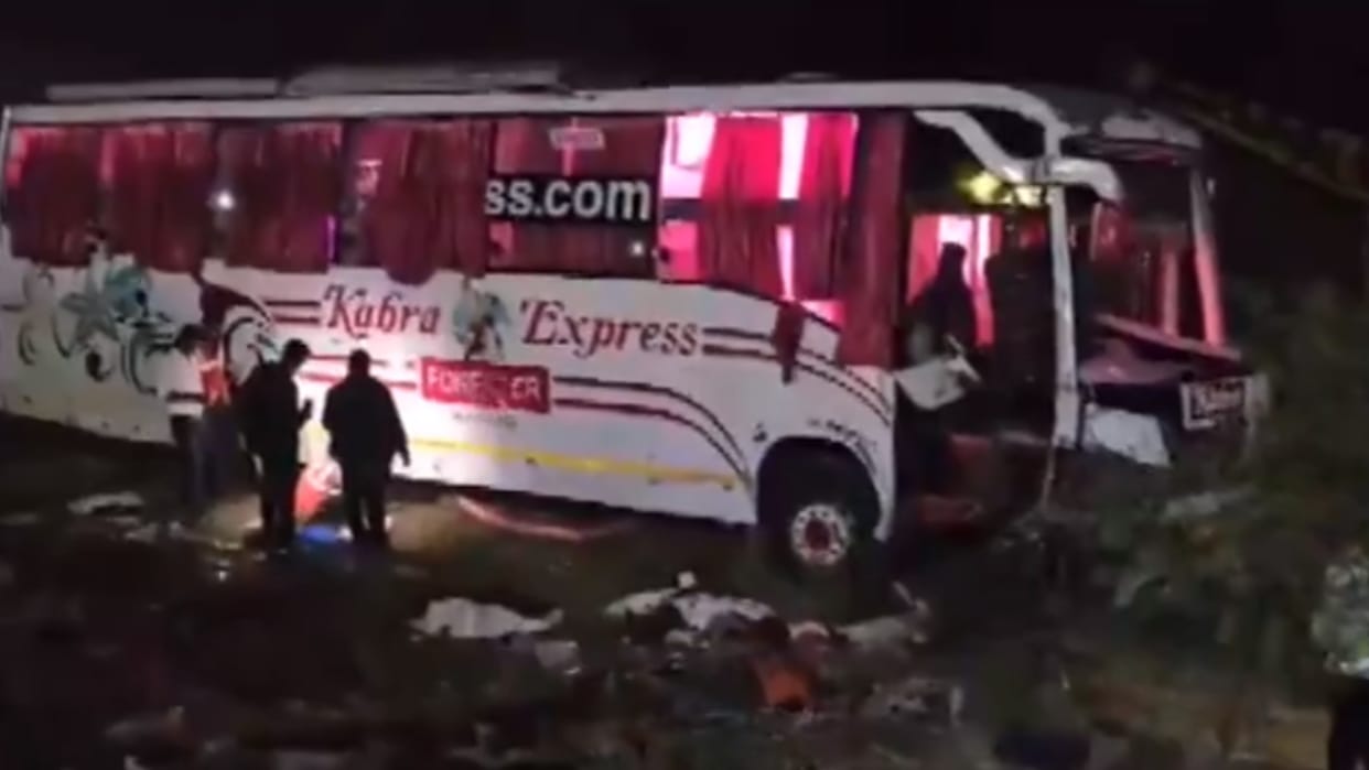 Gujarat Bus Accident Ahmedabad Vadodara Expressway Nadiad News update in hindi
