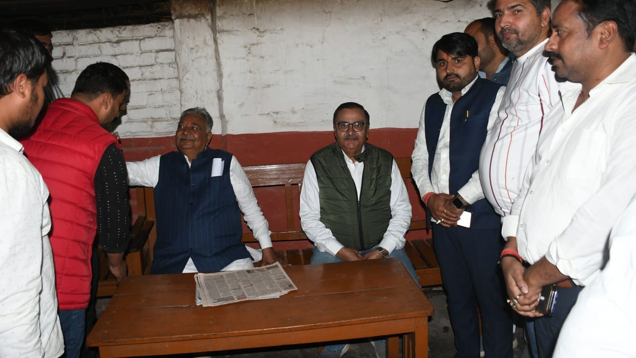 ED team was scanning the documents in Tiwari Hata in Gorakhpur