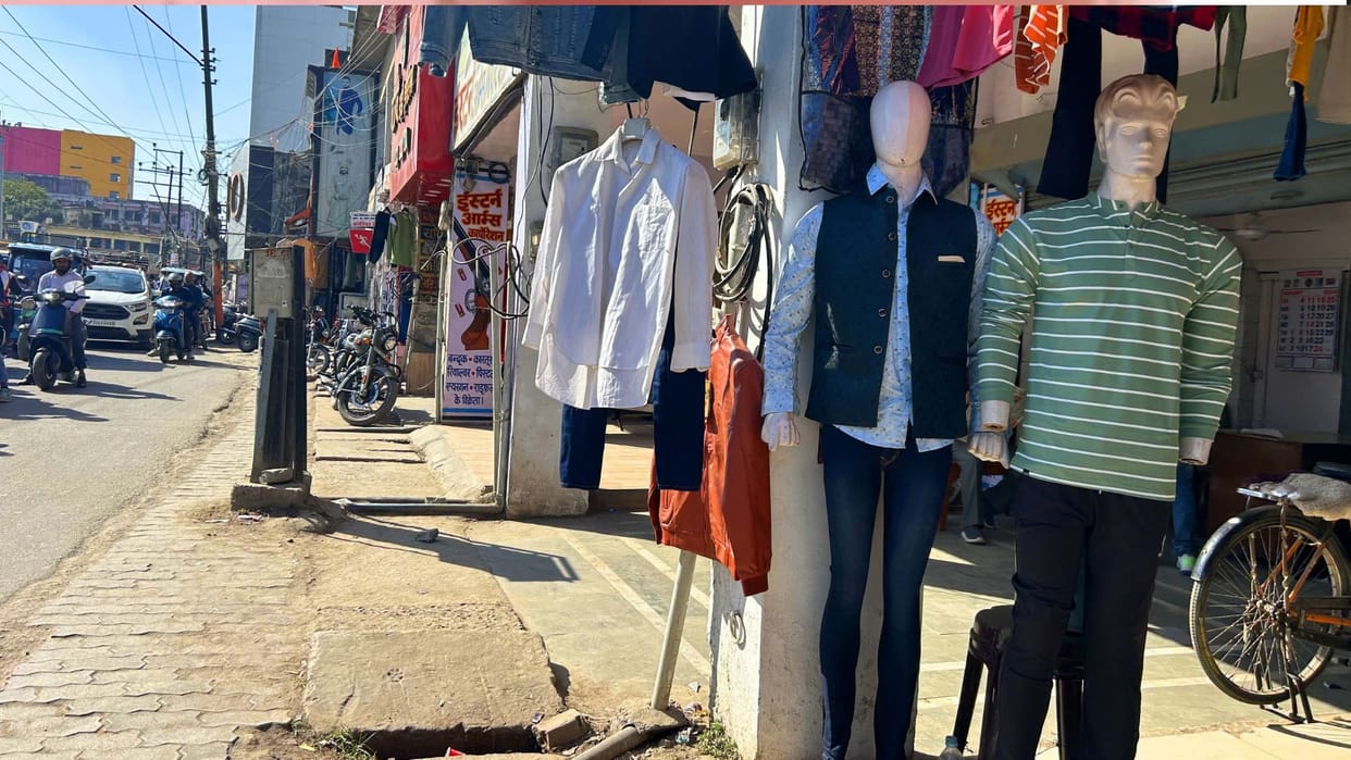 Municipal Corporation Gorakhpur team will vacate the illegally occupied corridors in front of Golghar shops.