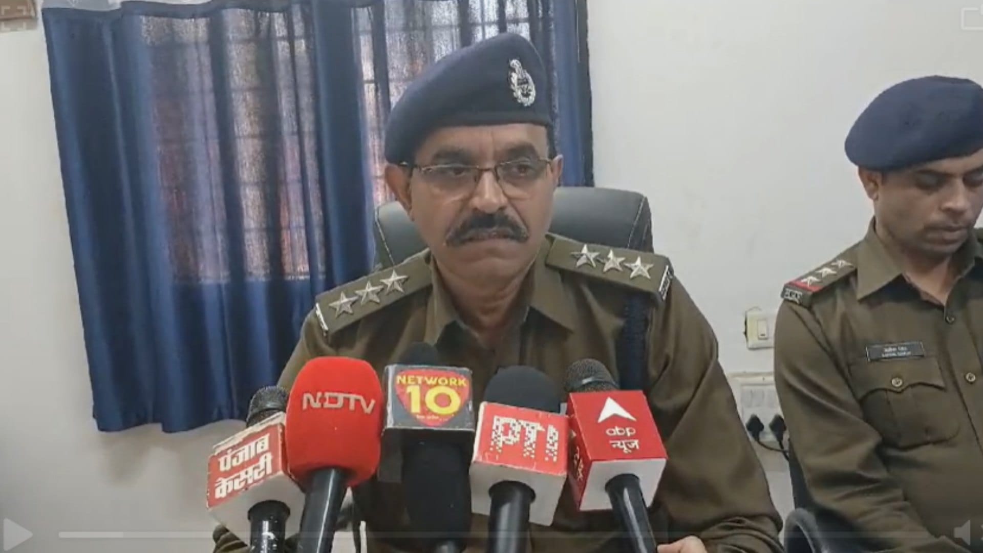 घटना की जानकारी देते संबंधित अधिकारी