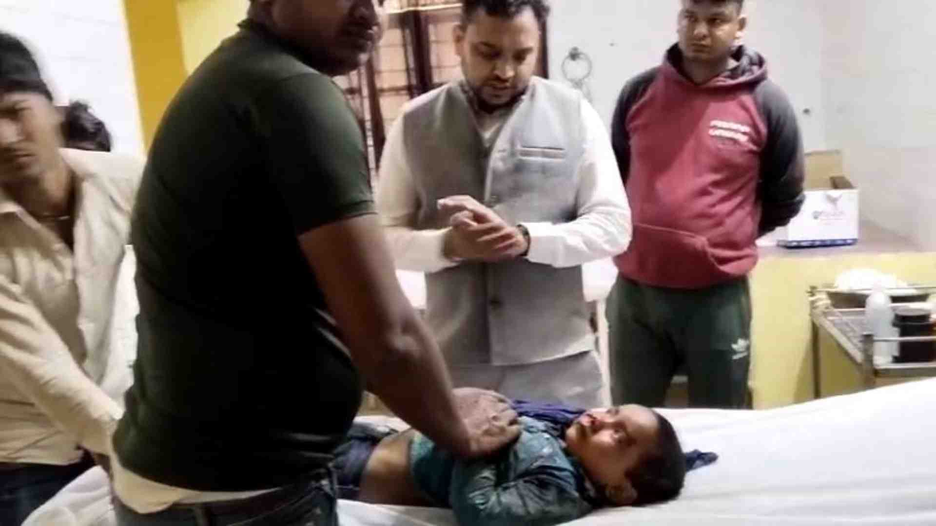 घायल बच्चे को अस्पताल लेकर पहुंचे परिजन।