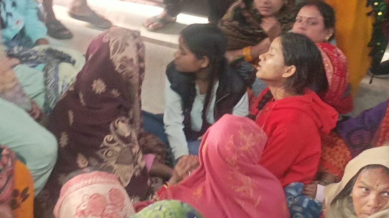 Women Dies after Kidney Stone operation family members ruckus hospital in Ghazipur