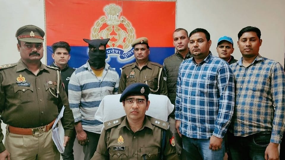 thug who cheated parents by using police DP arrested