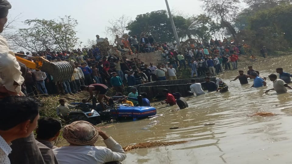 Two sisters told the story of tractor trolley accident in Kasganj due to which mistake of driver accident happ