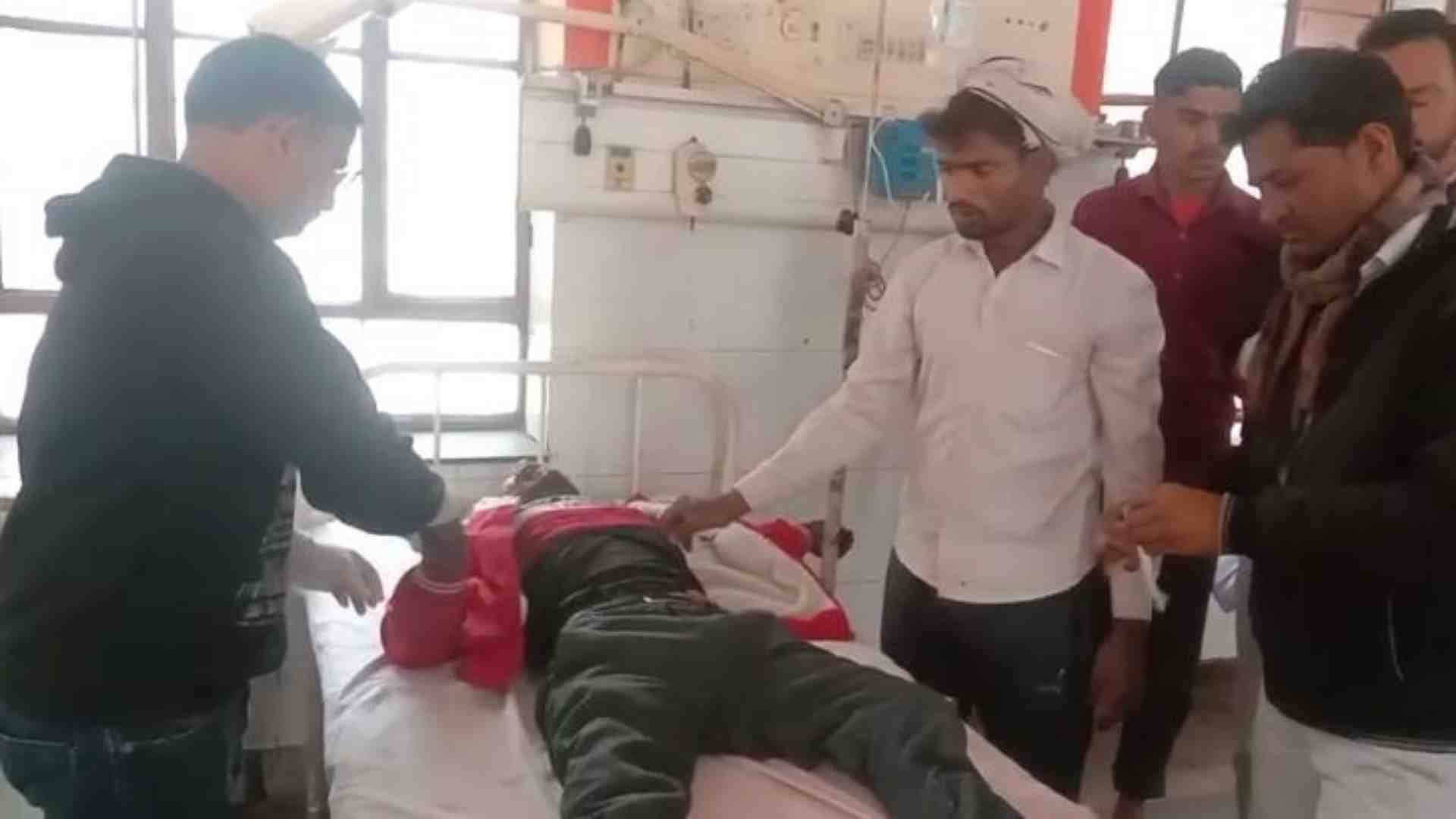 हादसे के बाद युवक को लाया गया अस्पताल।
