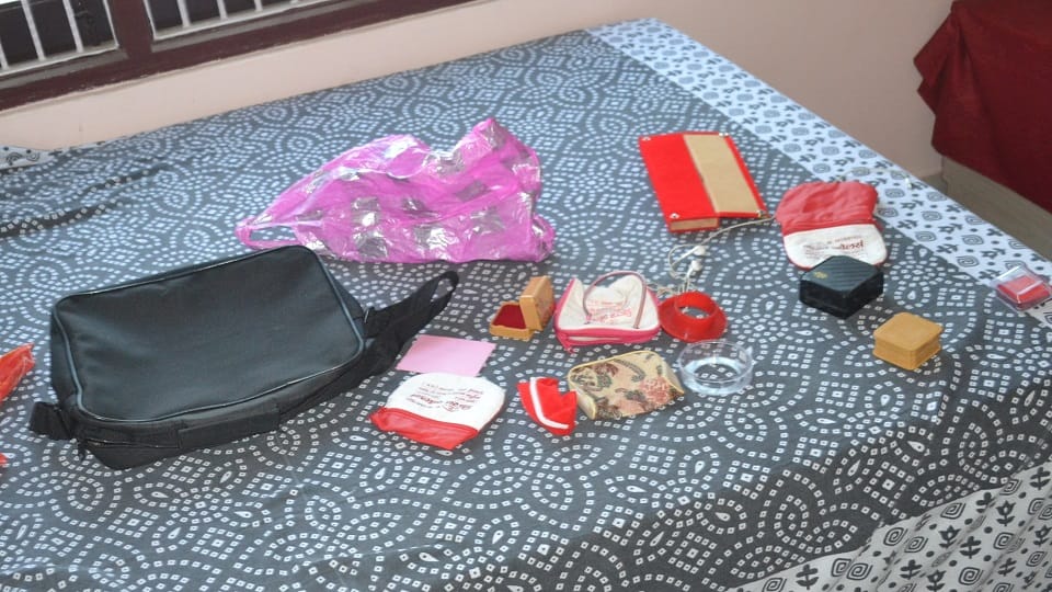 Thieves made away with jewelery worth lakhs by breaking the locks of two houses