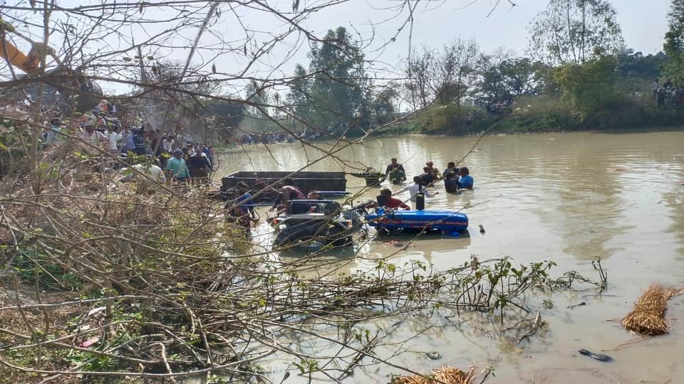 Kasganj accident: Seven children and eight women dead bodies were found one by one from pond painful pictures
