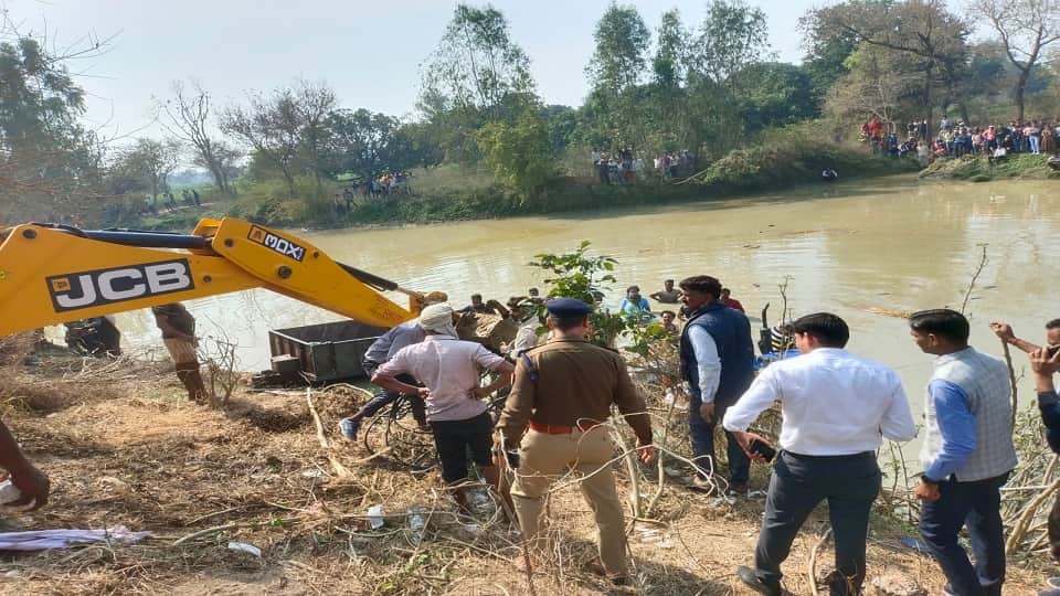 Kasganj accident: Seven children and eight women dead bodies were found one by one from pond painful pictures