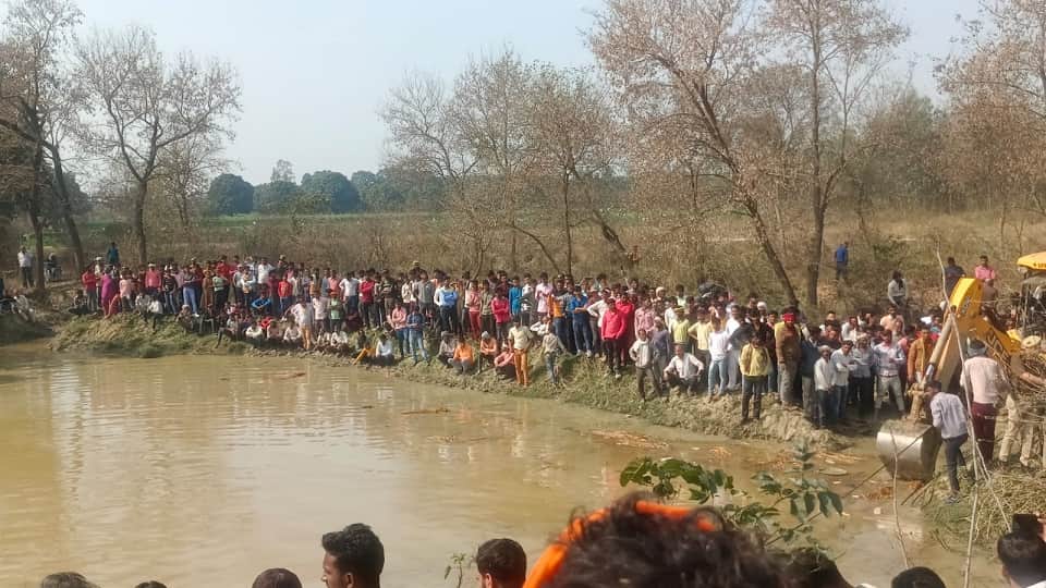 Kasganj accident: Seven children and eight women dead bodies were found one by one from pond painful pictures