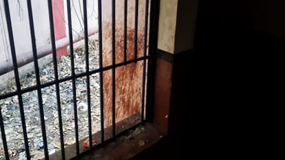 इसी खिड़की के सरिया काटकर फरार हुए थे बंदी