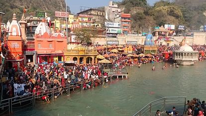 Magh Purnima 2024: Haridwar Devotees Take Dip in Ganga Photos