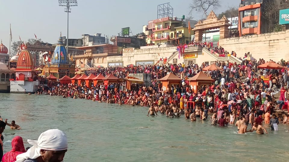 Magh Purnima 2024: Haridwar Devotees Take Dip in Ganga Photos