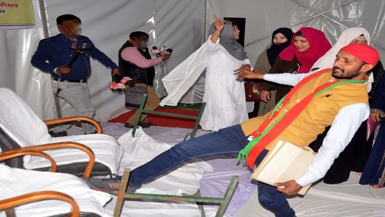 Aligarh Nagar Nigam: बजट अधिवेशन बना मछली बाजार, कुर्सी फेंकी, पुतला जलाया, हंगामा, तोड़फोड़, देखिए नजारा
