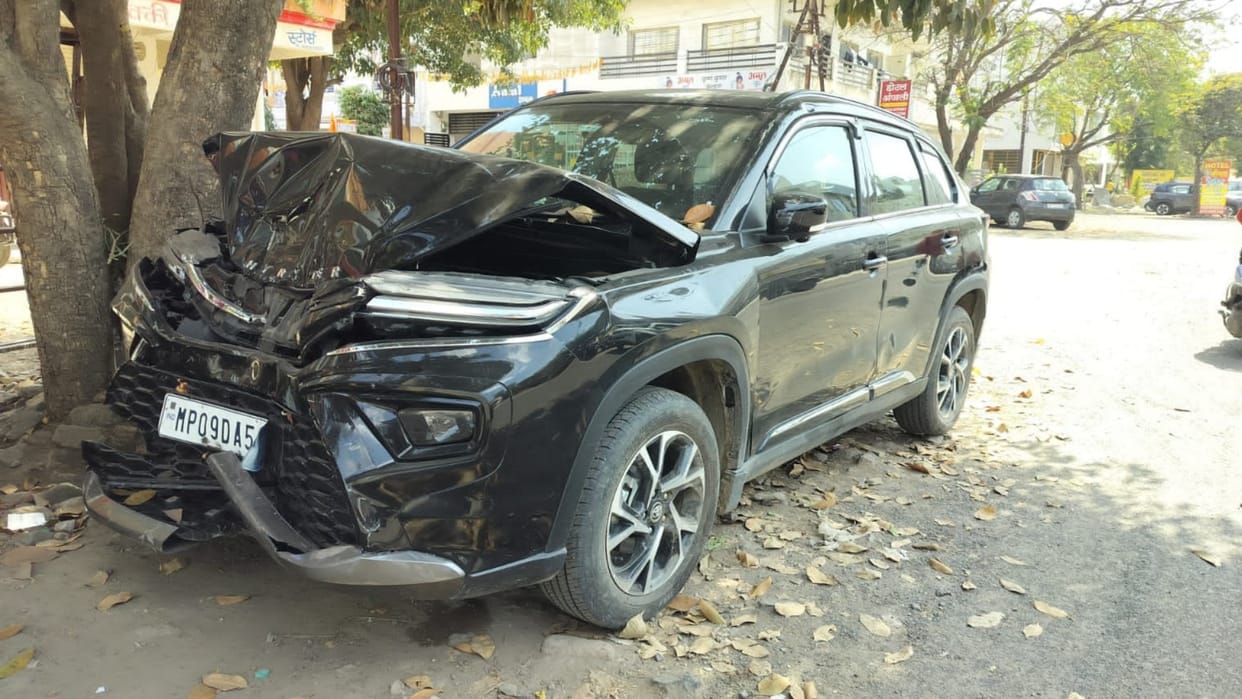 Ujjain News Husband was taking wife to hospital car driver hit her in such a way that she died