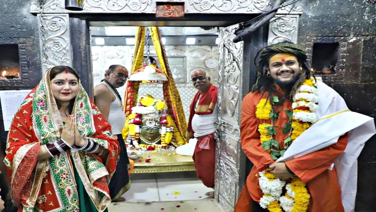 Ujjain Singer Hansraj Raghuvanshi arrived with his wife to seek blessings of Mahakal