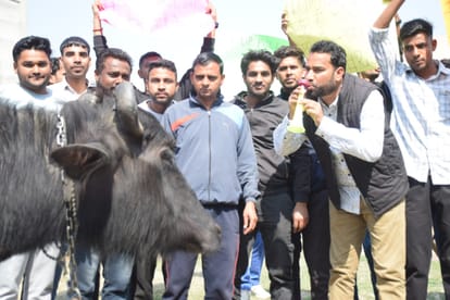 CCSU students celebrated at main gate and distributed sweets after cancellation of Police Recruitment exam