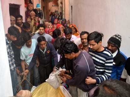 विलाप करते परिजन।