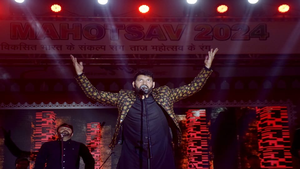 Punjabi singer Jasbir Jassi created a stir Taj Mahotsav 2024