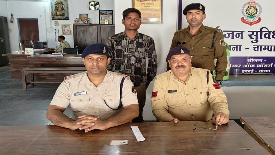 पुलिस की गिरफ्त में आरोपी