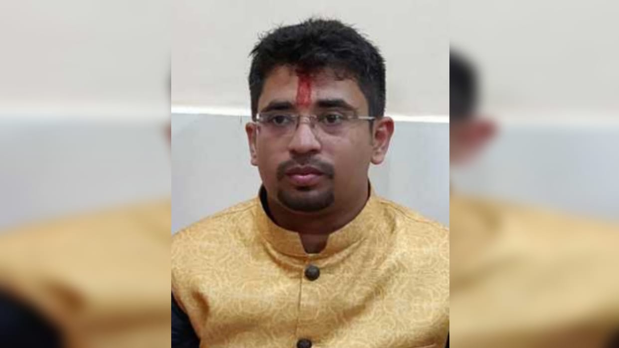 Car rams into dumper parked on expressway, businessman son dies