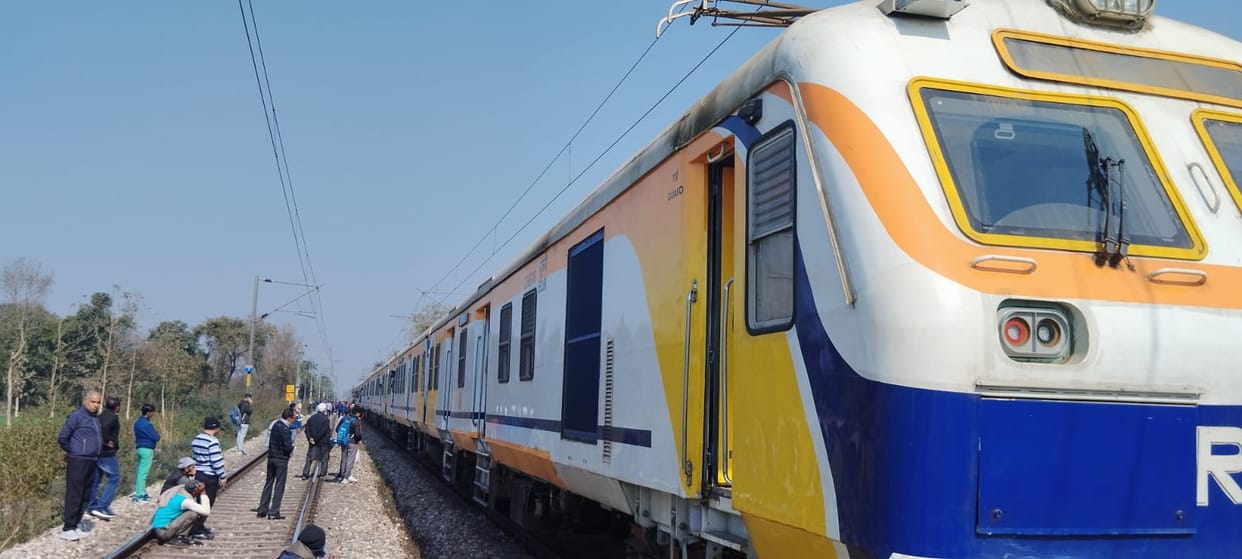 Bijnor: Saharanpur-Moradabad passenger train stood still for three hours after Pressure pipe burst
