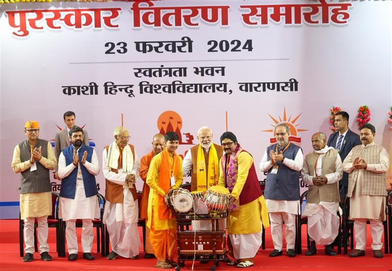 Proud story of honored winners by pm of Sansad gyan competition in varanasi
