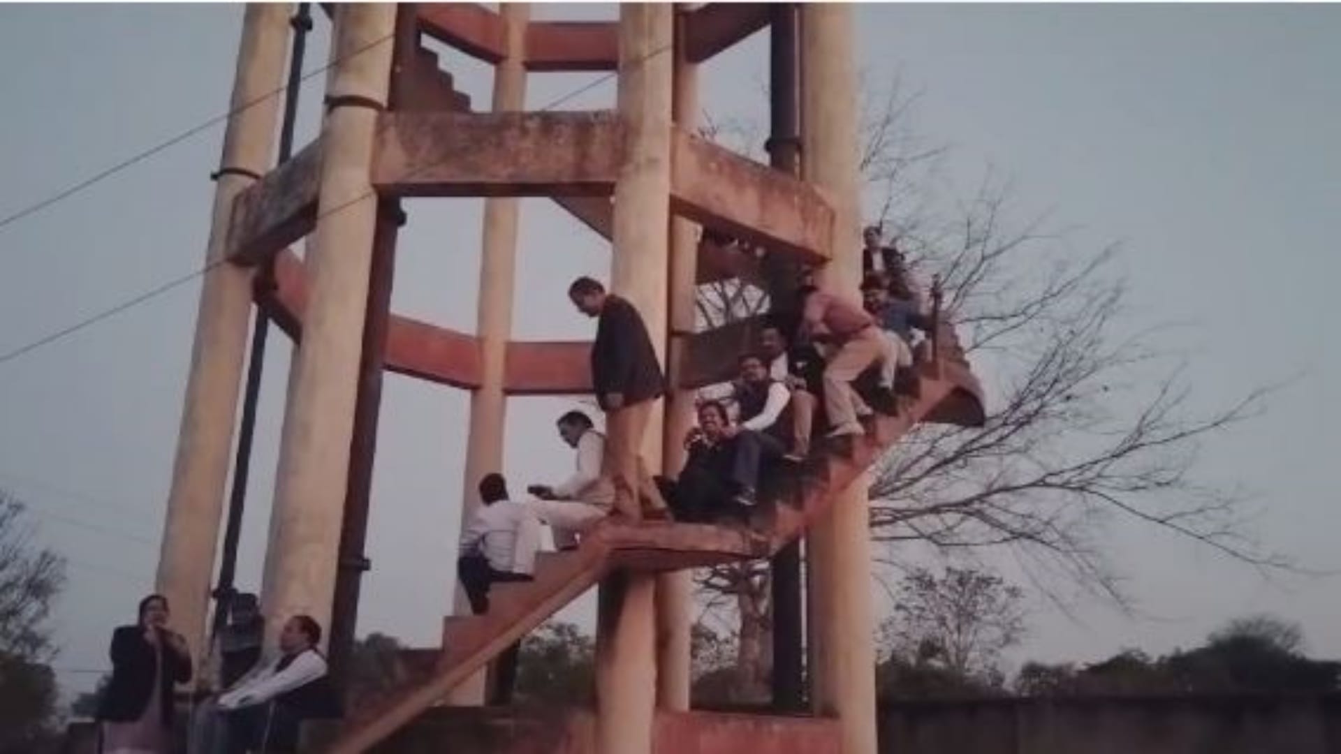 पानी की टंकी पर चढ़े वकील
