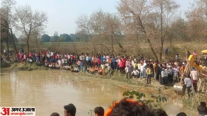 यूपी में बड़ा हादसा: कासगंज में तालाब में गिरी श्रद्धालुओं से भरी ट्रैक्टर ट्रॉली, सात बच्चों समेत 15 की मौत Big road accident in Kasganj of UP Uncontrollable tractor trolley filled with devotees fell into pond