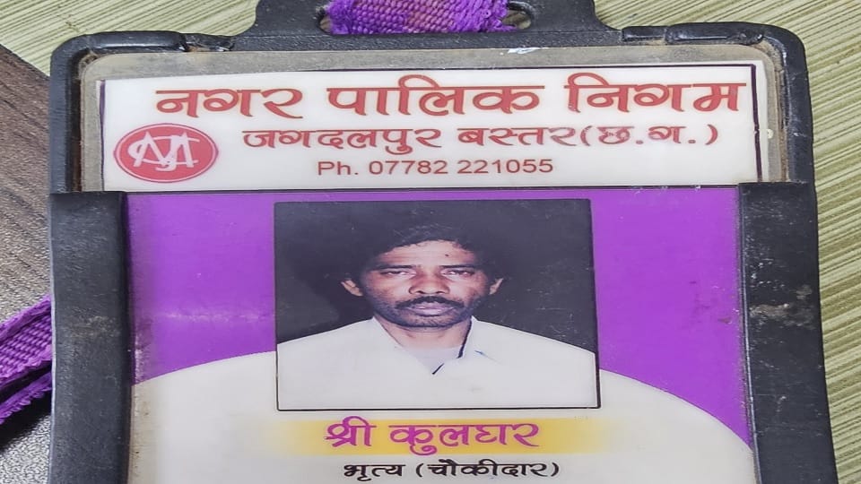 Corporation employee dies in road accident in Jagdalpur son seriously injured
