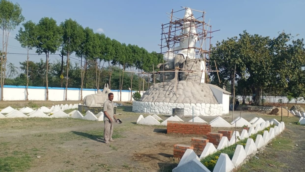 Shiv temple being built in Muktidham of Damoh