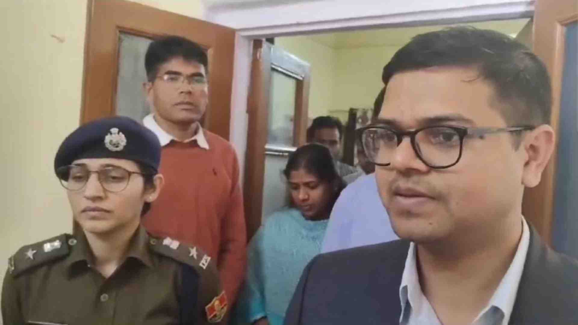 तैयारियों में जुटे प्रशासनिक अधिकारी।