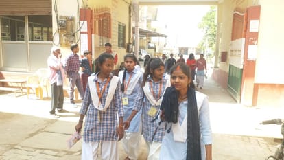 UP Board Exam: मिर्जापुर में अनुचित साधन के प्रयोग में एक परीक्षार्थी पकड़ाया, रेस्टिकेट Candidate restricted caught using unfair means in Mirzapur