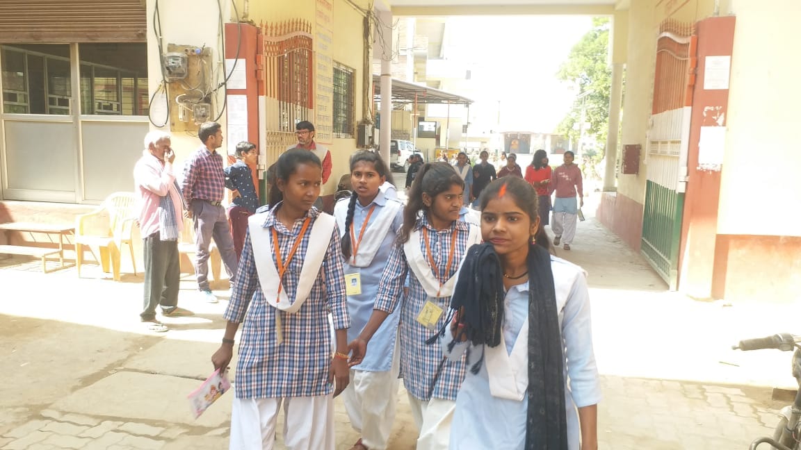 Candidate restricted caught using unfair means in Mirzapur